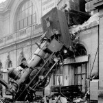 1895: Un tren zboară prin fațada exterioară a gării din Paris