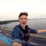 Un vlogger s-a filmat în timp ce călătorea deasupra unui tren aflat în mișcare